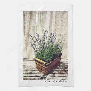 lavendel in een mand theedoek