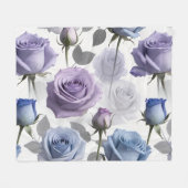 Lavender And Blue Roses Set On A Cloudy Gray Fleece Deken (Voorkant (Horizontaal))