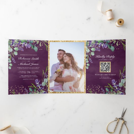 Lavender en Eucalyptus Paarse QR Code Weddenschap Drieluik Uitnodiging (Binnen)