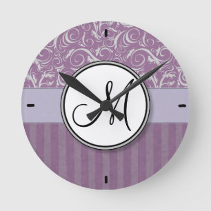 Lavender Floral Wisps & Stripes met monogram Ronde Klok