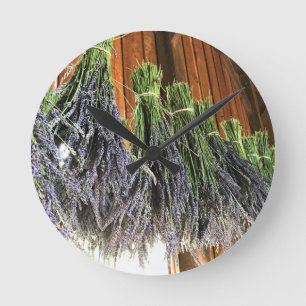 Lavender Hanging in een Barn Ronde Klok