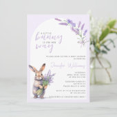 Lavender lapin Pâques petite fille invitation douc (Debout devant)