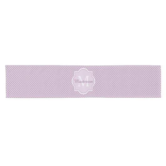  Lavender Paars Quatrefoil Monogramnaam Korte Tafelloper (Horizontaal)
