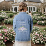 Lavender Roses Rustic Boho Bridesmaid Mariage Cade<br><div class="desc">Cette veste en denim est conçue comme un cadeau de remerciement pour les demoiselles d'honneur de votre mariage. Il présente une jolie aquarelle peinte à la main avec un amas de roses et de fleurs dans les tons lavande, lilas et violet poussiéreux, avec des feuilles d'eucalyptus, verdure du jardin, et...</div>