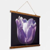 Lavender Tulip With Tiny Bee Close Up Hangend Wandkleed (Gebogen)