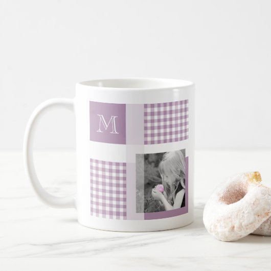 Lavender Voeg je foto Gingham Modern Monogram toe Koffiemok (Met donut)