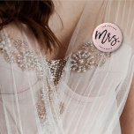 L'avenir Mme Brush Script Diamond Bridal Party<br><div class="desc">Le futur Mme. 'nom personnalisé' script de calligraphie noir brossé losange mariage fête de la mariée / répétition du mariage / nom de la fête de la bachelorette tag / bouton épingle. Ce design moderne présente un script de calligraphie brossé "Mrs", noir chic et tendance, avec un accent diamant élégant...</div>