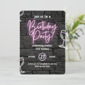 L'aventure attend : carte d'anniversaire sur le th (Debout devant)