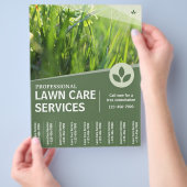 Lawn Care Service Flyer met scheuren van strips (Hand)