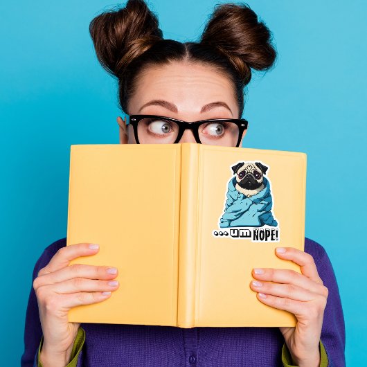 Lazy Pug opgeknuffeld in een deken Sticker