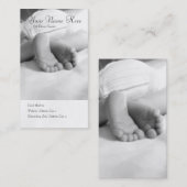 Le bébé botte la carte avec la pointe du pied de (Devant / Derrière)