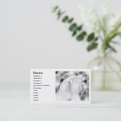 Le bébé botte le carte de visite avec la pointe du (Debout devant)