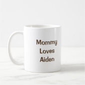 Le bébé étreint la tasse personnalisée d'ours de (Gauche)