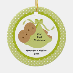 Le bébé jumelle le premier ornement de Noël du