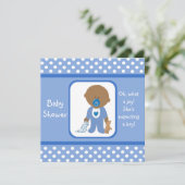 Le bleu pointille des invitations de baby shower (Debout devant)