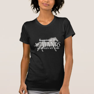 Le bonheur est 16 MAINS entre mes jambes T-shirt