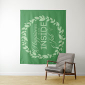 Le Bonheur Est Une Tapisserie De Wreath Verte (En situation)