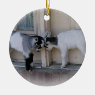 LE BOUT DIRIGE DES ORNEMENTS DE NOËL DE CHÈVRES DE