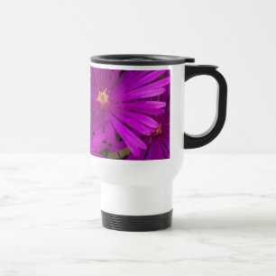 Le cactus pourpre fleurit la tasse