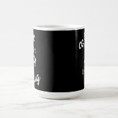 Le café est un câlin dans une Mug noire et blanche (Centre)