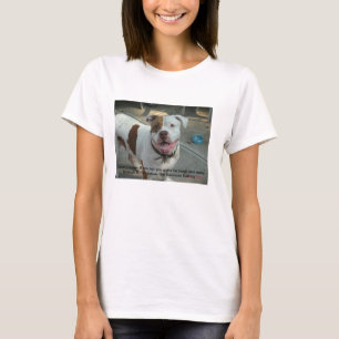 Le cancer canin mord le T-shirt précieux