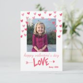Le carte photo rose heureux de Valentine de coeurs (Debout devant)
