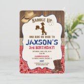 Le casquette de cowboy initialise des invitations (Debout devant)