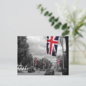 Le centre commercial, la carte postale londonienne (Debout devant)