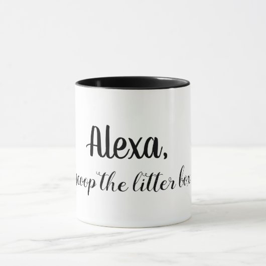 Le chat drôle attaque la tasse d'amoureux des (Centre)