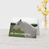 Le cheval blanc obtiennent la carte vierge bonne (Fleur jaune)