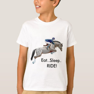 Le cheval d'Appaloosa mangent le T-shirt d'enfants