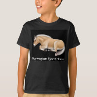 Le cheval norvégien de fjord badine le T-shirt