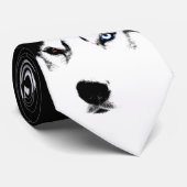 Le chien de traîneau sibérien attache les cravates (Roulé)