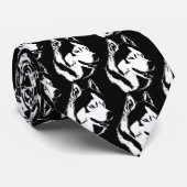 Le chien de traîneau sibérien attache les cravates (Roulé)