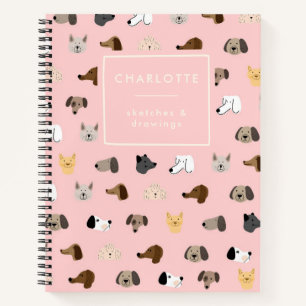 Le chien mignon fait face à un carnet de croquis p