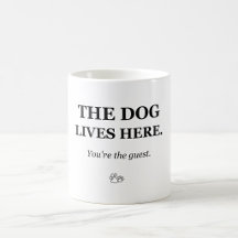 Le chien vit ici Vous êtes l'invité Mug Chien Drôl