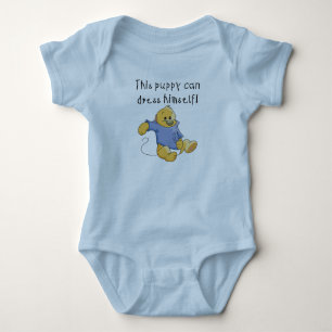 Le chiot habillent des T-shirts et des cadeaux