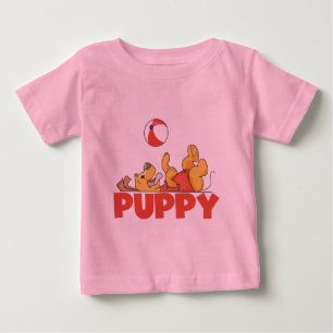 Le chiot joue des T-shirts et des cadeaux