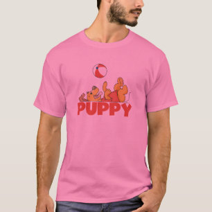 Le chiot joue des T-shirts et des cadeaux