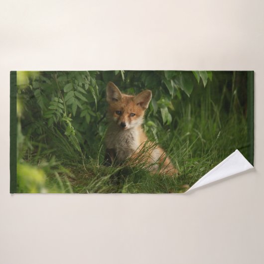 Le chou renard dans une forêt verte (Serviette de bain)