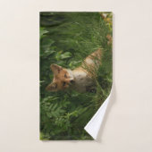 Le chou renard dans une forêt verte (Serviette à main)