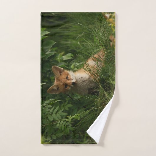 Le chou renard dans une forêt verte (Serviette à main)