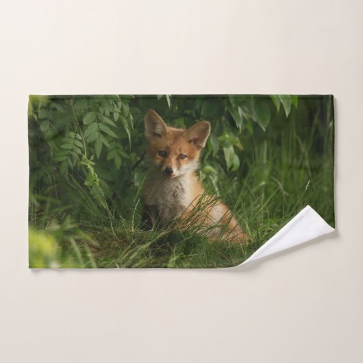 Le chou renard dans une forêt verte (Serviette à main)