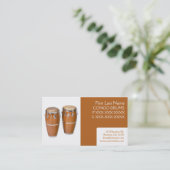 Le Congo simple bat du tambour des cartes (Debout devant)