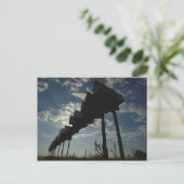 Le courrier enferme dans une boîte la carte (Debout devant)