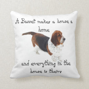Le coussin w/Saying "un basset fait à une Chambre