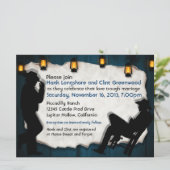 Le cowboy toilette les invitations gaies faites (Debout devant)