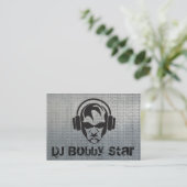 Le DJ frais font face au logo sur le carte de (Debout devant)