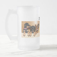 Le dobermann encourage la tasse