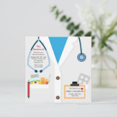 Le Docteur Est En Invitation À La Graduation (Debout devant)